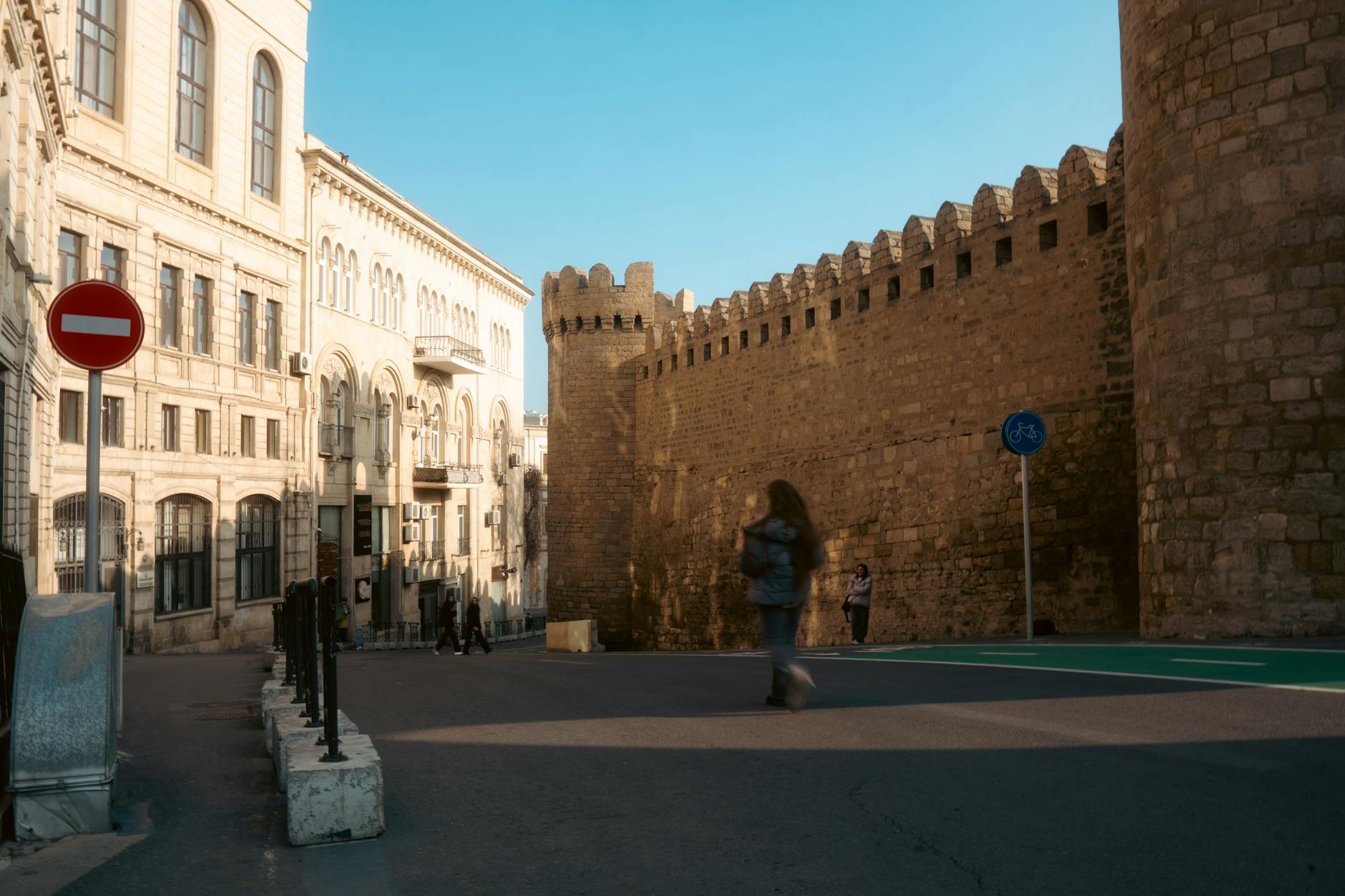 Старый город Ичеришехер — древние стены и улочки в солнечный день