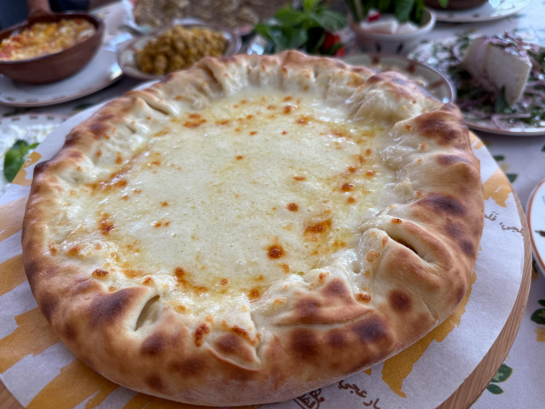 Грузинское застолье — хачапури, хинкали и вино