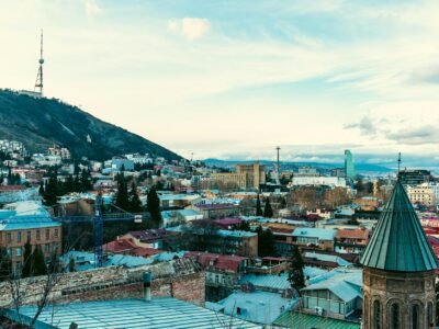 Панорама Тбилиси — цветные балконы