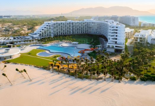 Бассейн FUN&SUN SENSES Lugano Resort с высоты, Камрань