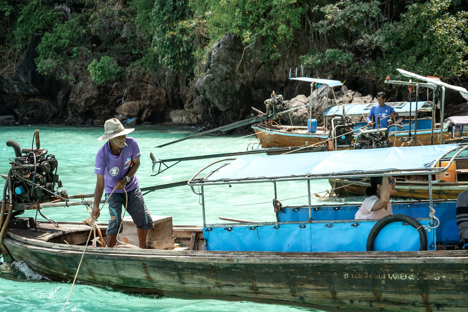 Пара на лодке лонгтейл среди живописных островов