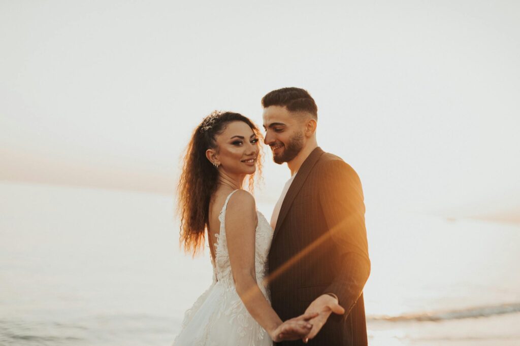 Романтическая пара на берегу моря на закате